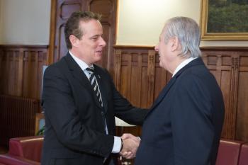 El presidente de la Junta General recibe al embajador de Perú
